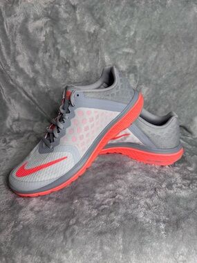 EUC 👟Nike Gray and Coral Sneakers